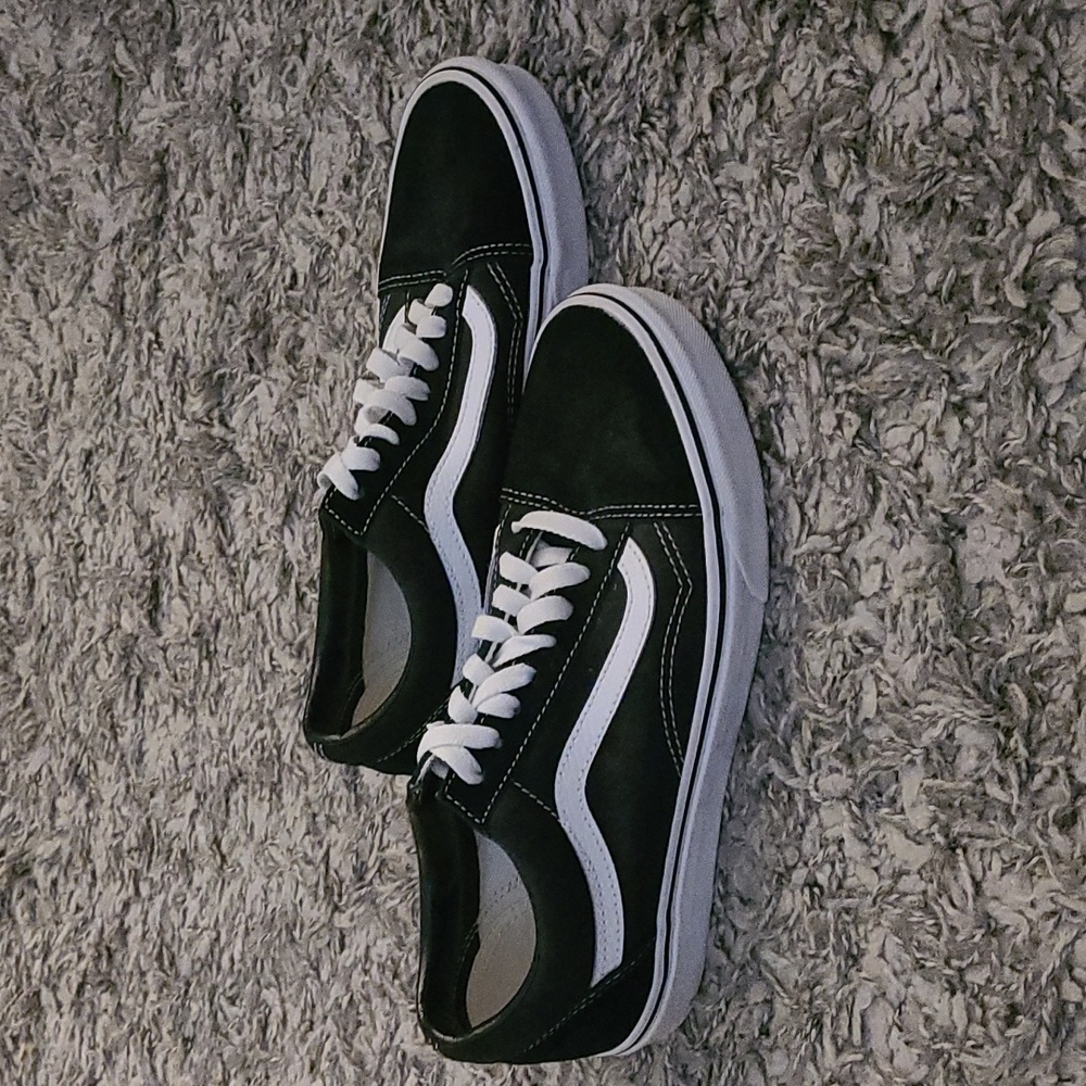 NWOT Black Low Top Van's